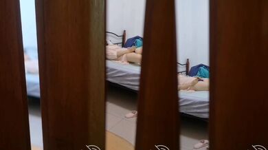 《母子乱伦》小伙趁刚离异风韵犹存的妈妈喝醉偷偷的操了她11